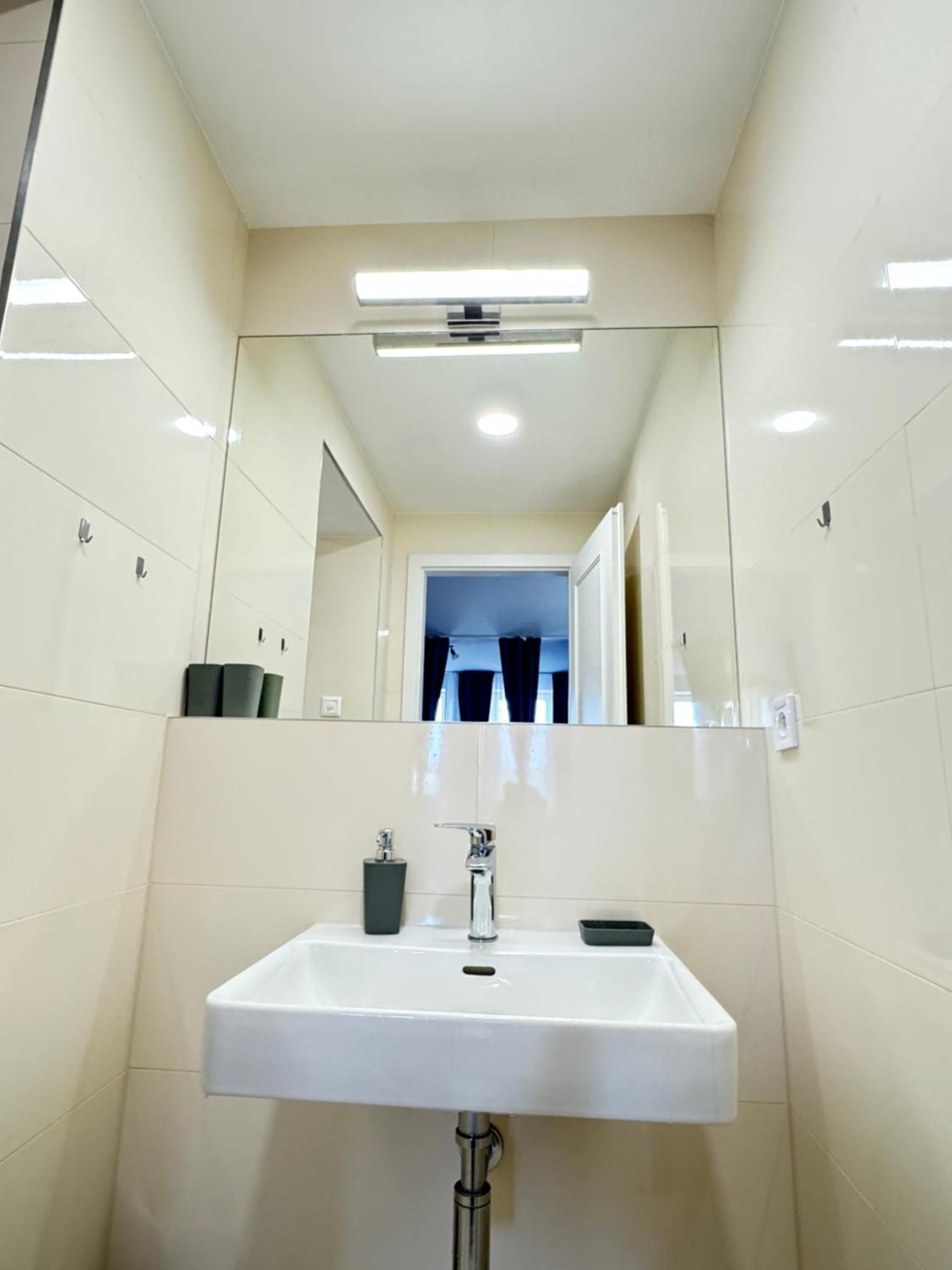 Apartmán New Modern-style With Balcony In The 2 *